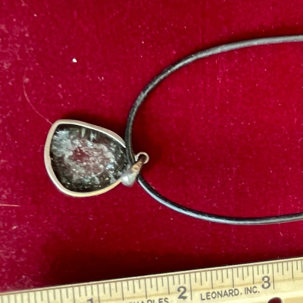 Neclace with thin geode adornment